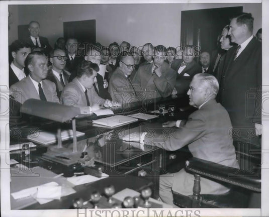 1953 Press Photo Judge Donald Gregg & Judge Judson Harries With Court Clerk - Historic Images