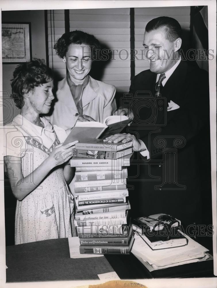 1949 Press Photo Burned Victim & Student Roberta Lee Mason, Supt. Edward Simon - Historic Images