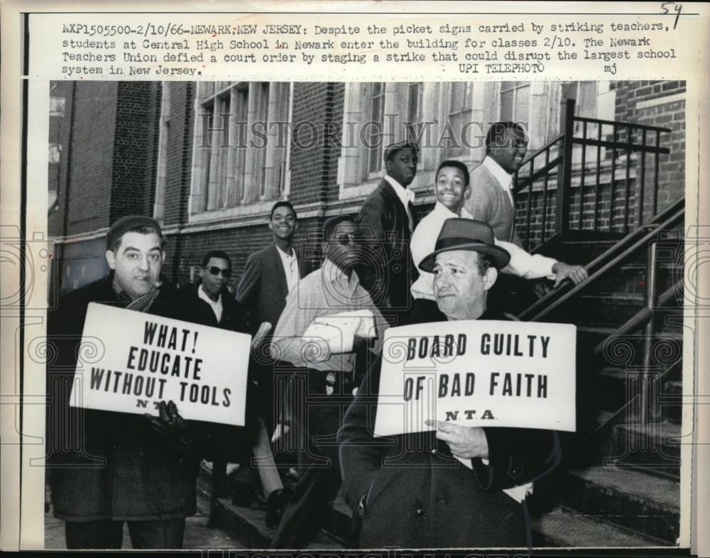 1965 Press Photo Striking teachers while students enter Central High School. - Historic Images