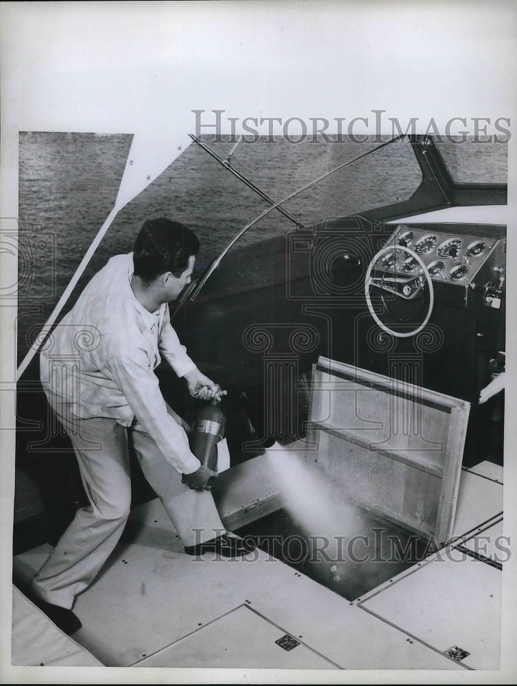 1959 Press Photo Demonstration of fire extinguisher on a boat&#39;s engine - Historic Images