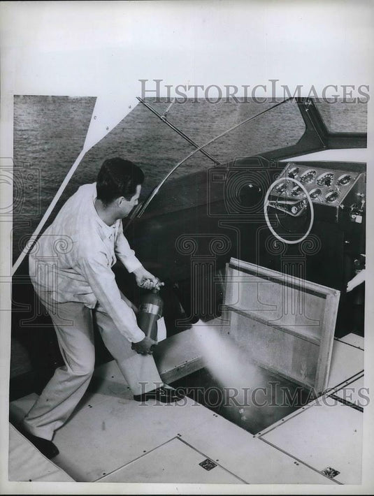 1959 Press Photo Demonstration of fire extinguisher on a boat's engine - Historic Images