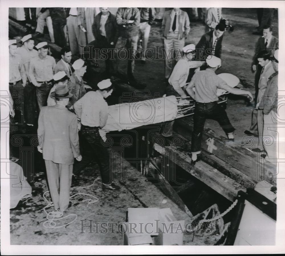 1953 Press Photo Mobile, Ala. Coast Guardsmen &amp; victims from airliner crash - Historic Images