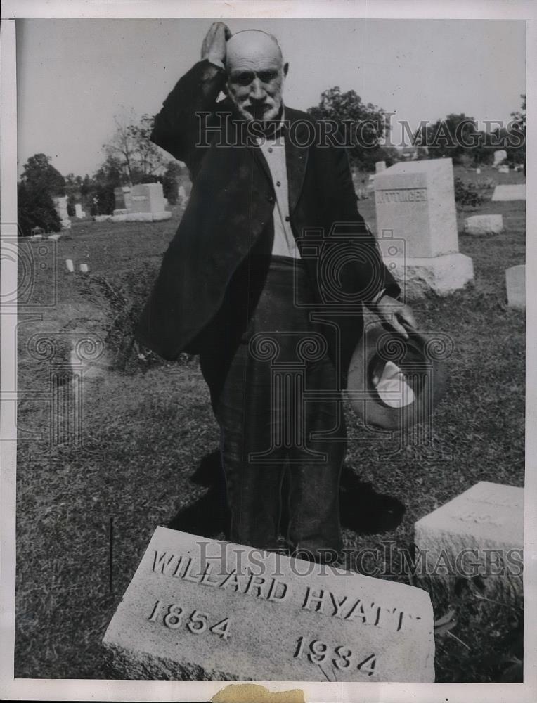 1937 Press Photo Willard Hyatt at graveyard with his headstone . Not dead yet - Historic Images