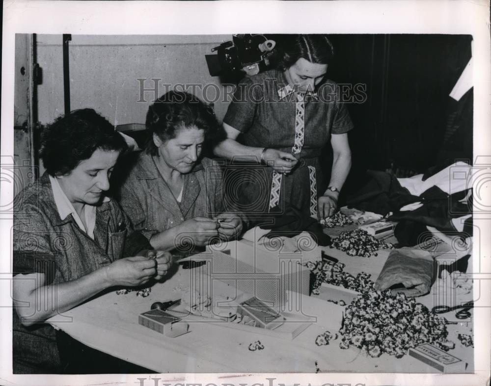 1954 Press Photo Women make rosettes to give to Italian troops. - neb50581 - Historic Images