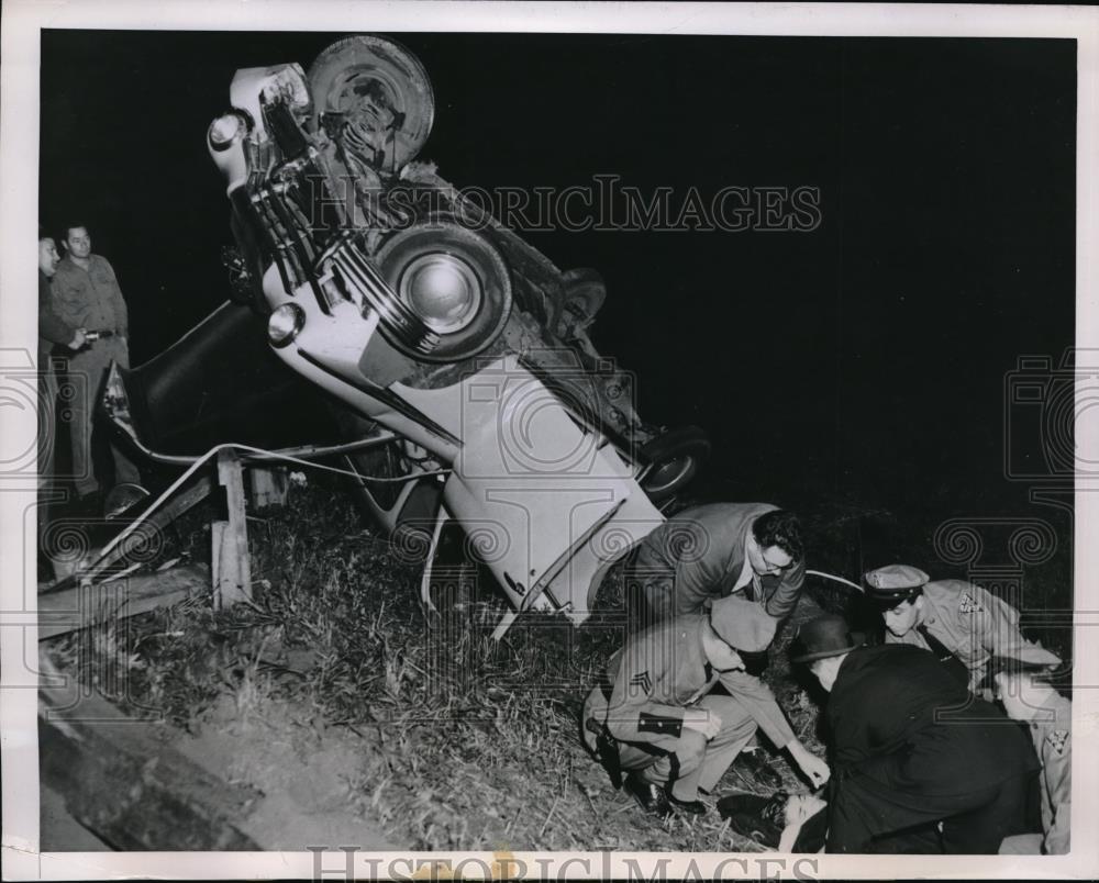 1950 Press Photo Valley Stream, NY police give first aid to auto accident victim - Historic Images