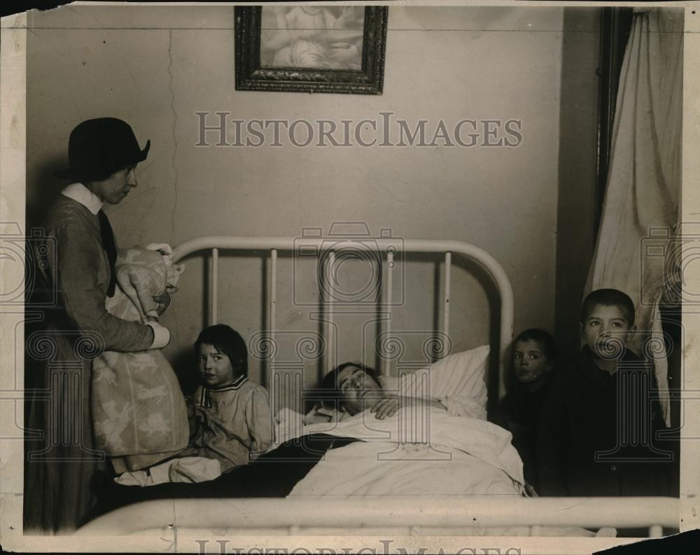 1922 Press Photo HOme picture Children on a bed - neb51566 - Historic Images