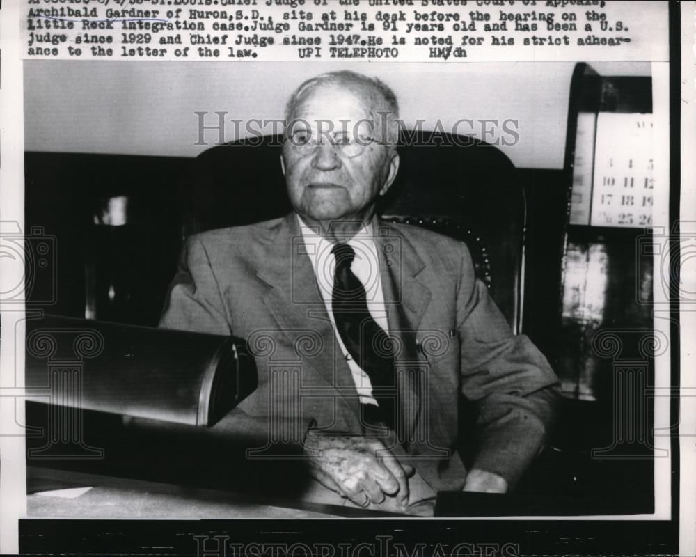 1958 Press Photo Archibald Gardner of Huron S.D. for integration hearing - Historic Images