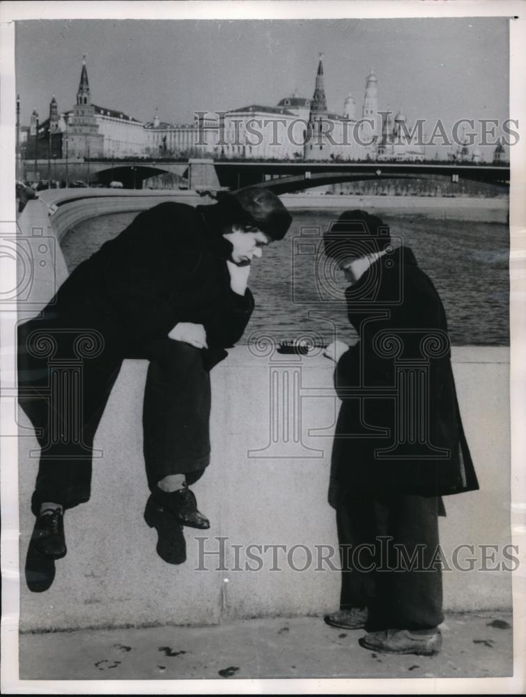 1957 Press Photo Volodia Goronov, Volodia Davydov, playing chess in Moscow - Historic Images