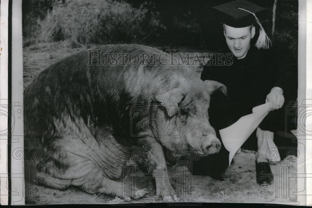 1955 Press Photo Melvin Blase after getting his degree in agriculture - Historic Images