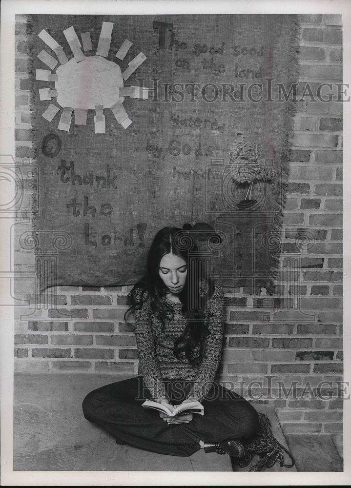 1971 Press Photo Kathy Summa at Ursuline College in Cleveland, Ohio - Historic Images
