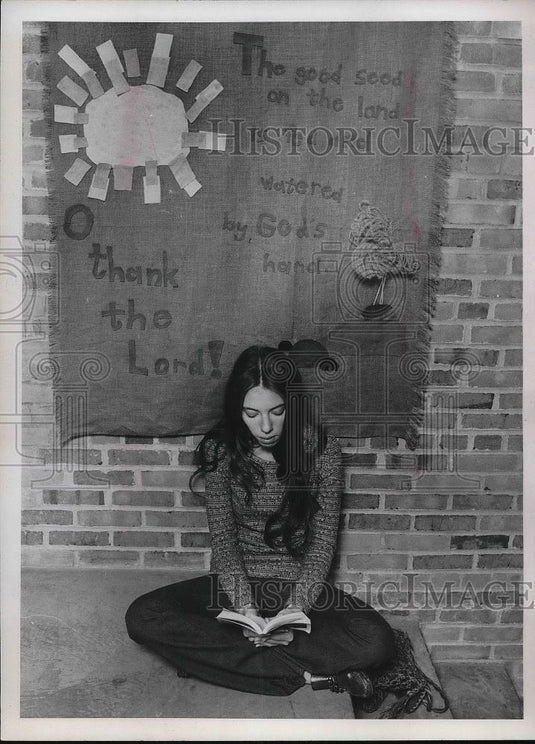 1971 Press Photo Kathy Summa at Ursuline College in Cleveland, Ohio - Historic Images