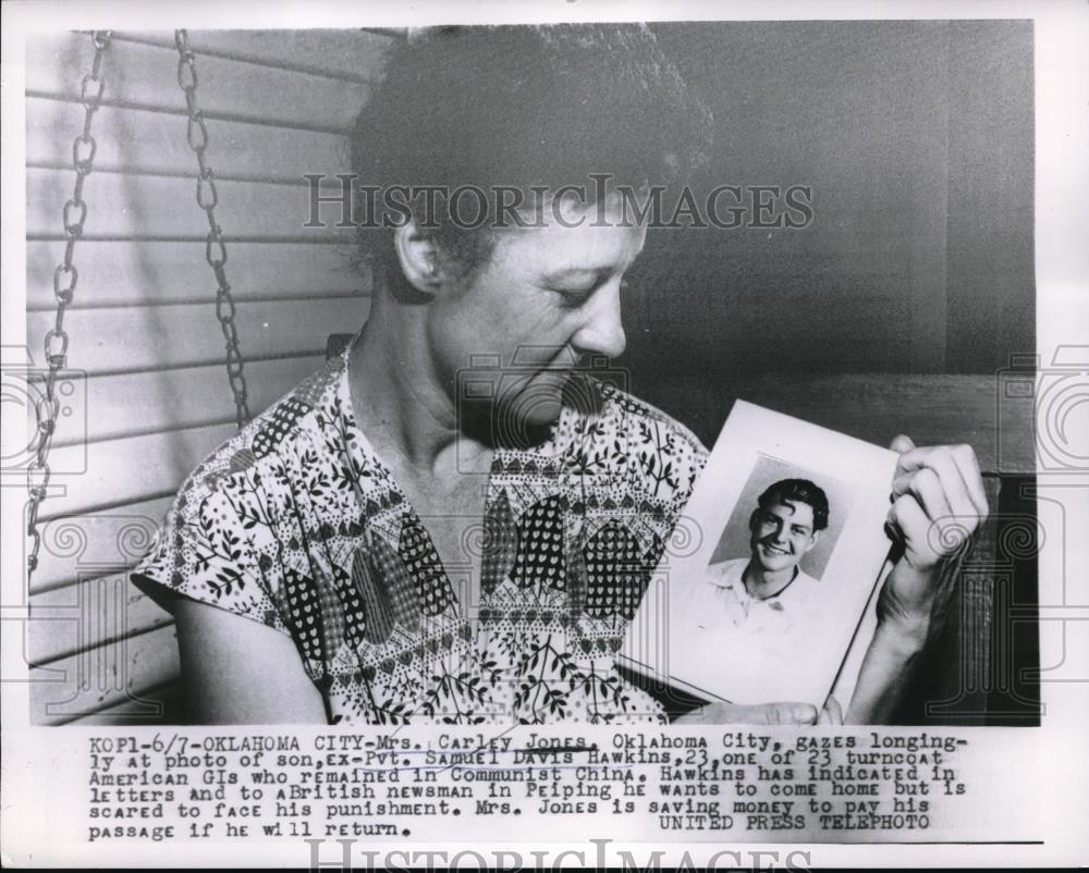 1956 Press Photo Oklahoma City, Mrs Carley Jones &amp; pic of son Pvt Samuel Hawkins - Historic Images