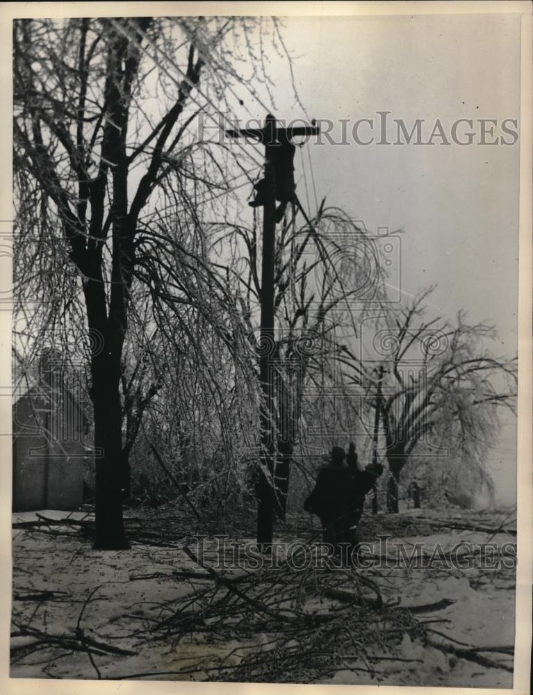 1937 Press Photo Linesmen Restring Power Wires Dropped By Ice at Boonville, MO - Historic Images