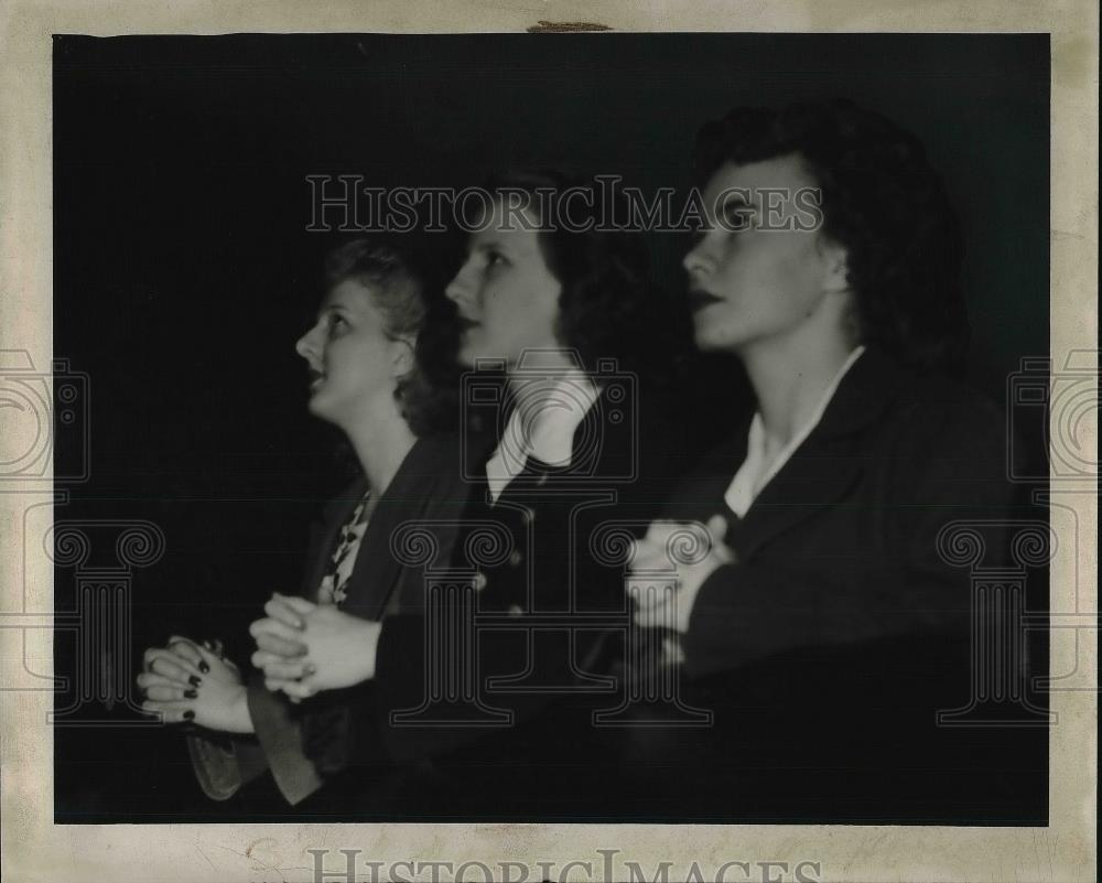 Press Photo Dorothy Foliek Viola Bloedorn Josephibe Hejduk Pray - Historic Images