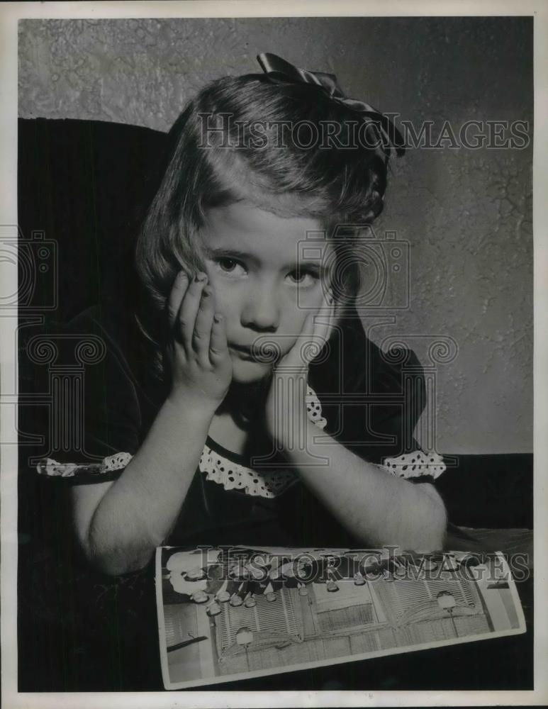 1947 Press Photo Joy C Fink ,age 5 of Cleveland, Ohio at court to sue woman - Historic Images