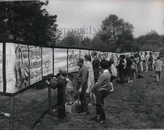 1966 Press Photo New Yorkers Paint And Draw On 103 Foot Canvas In New York's - Historic Images