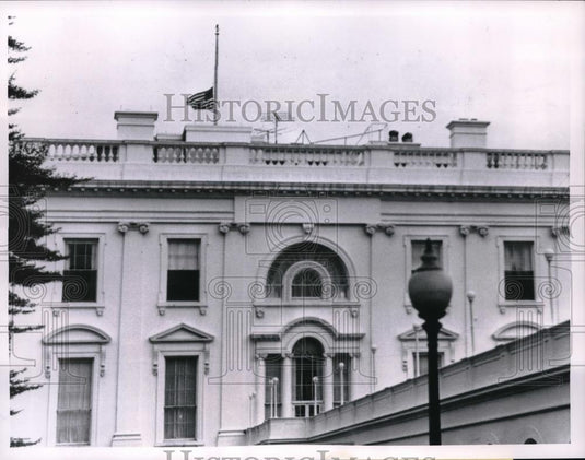 1962 Press Photo White House flag in D.C. at half mast for Mrs E Roosevelt - Historic Images