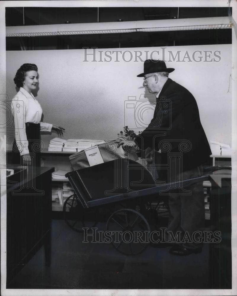 1955 Press Photo Wall Street Murray Rosenberg Lorraine O&#39;Keefe - Historic Images