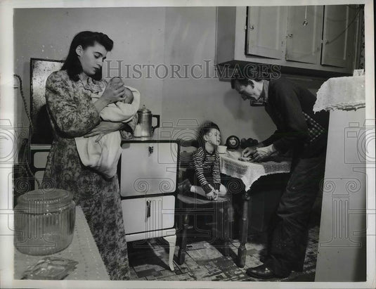 1948 Press Photo NYC, Mr & Mrs Lawrence Decker & kids at their average apartment - Historic Images