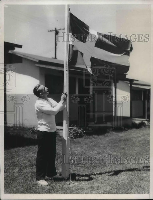 1932 Press Photo Hart Anderson, marathon runner with Danish flag at Olympics - Historic Images