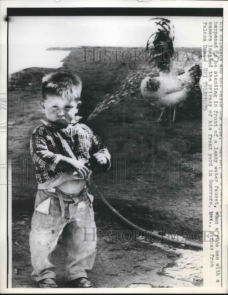 1960 Press Photo Child with chicken in Guerroro Mexico across from Falcon Dam - Historic Images