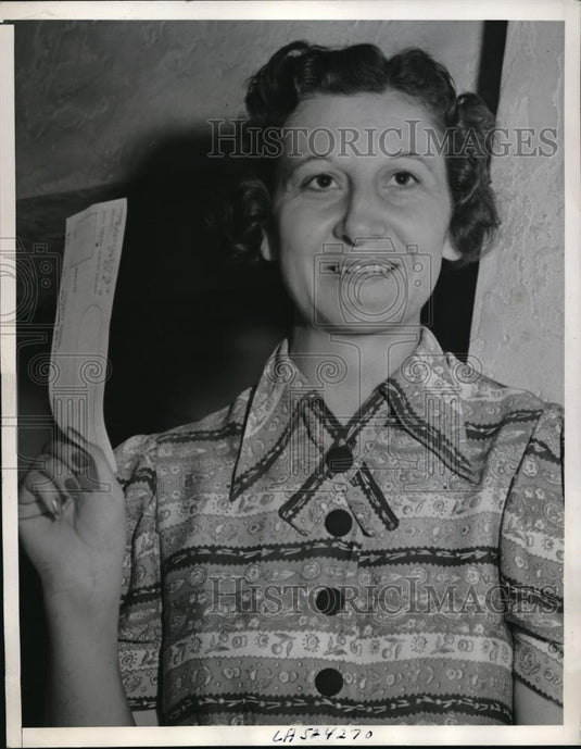 1939 Press Photo Whittier, Calif. Mamie Martin with check for college - Historic Images
