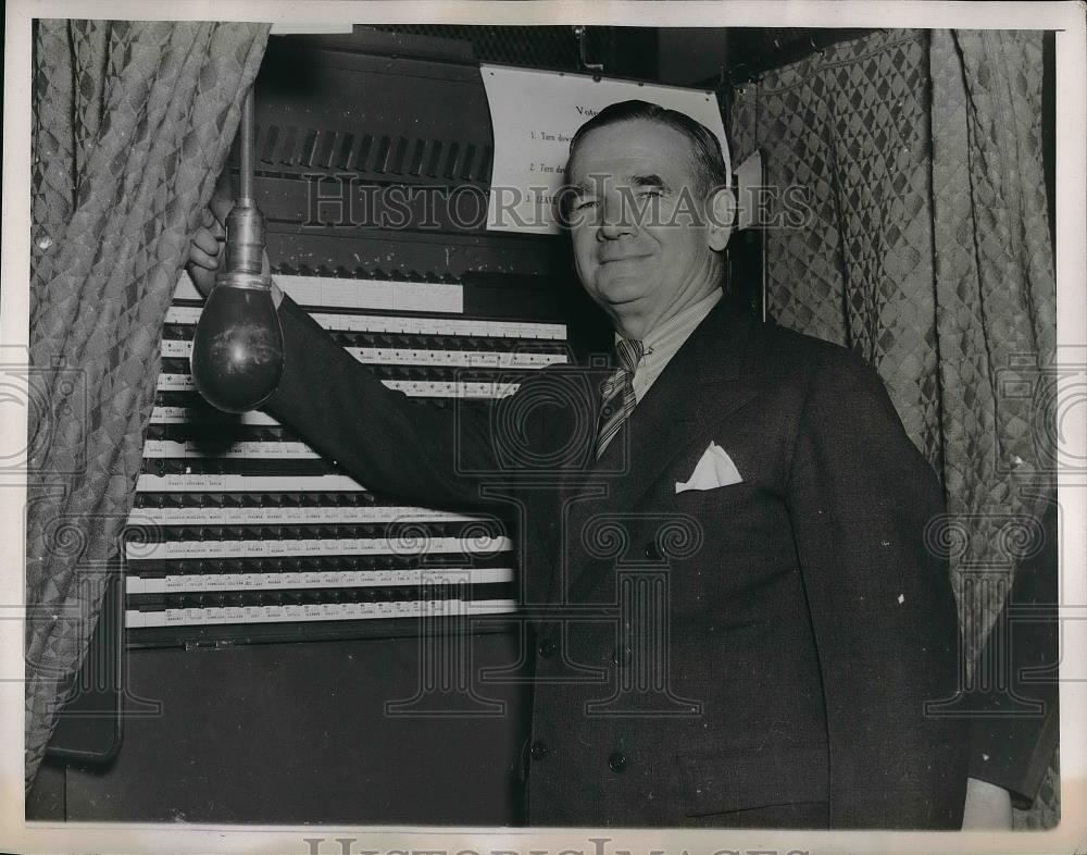 1937 Press Photo Jeremiah Mahoney, New York Politician Casting His Vote - Historic Images