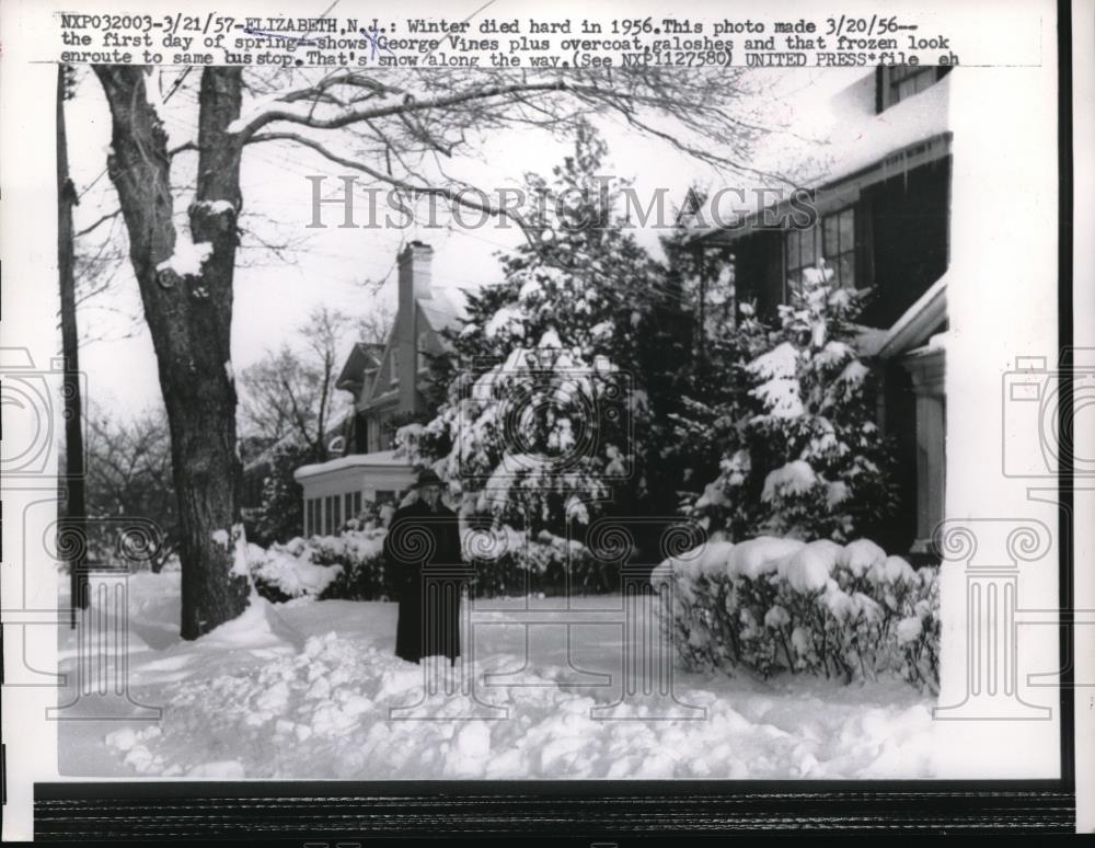 1956 Press Photo George Vines enroute to bus stop in Elizabeth, New Jersey - Historic Images