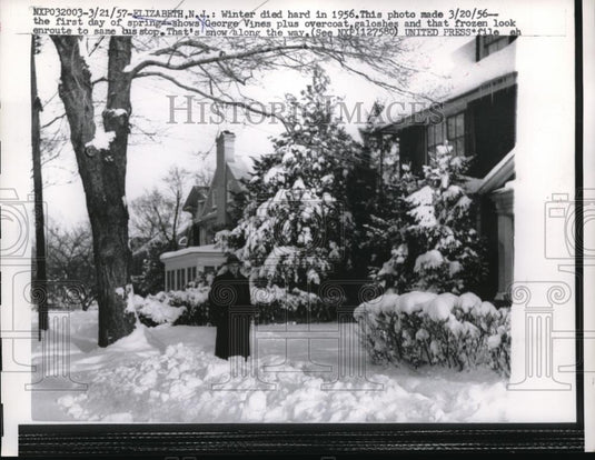 1956 Press Photo George Vines enroute to bus stop in Elizabeth, New Jersey - Historic Images
