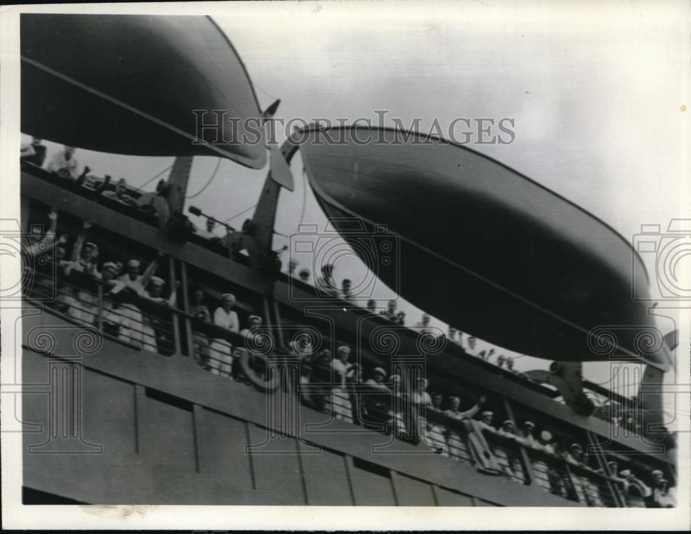 1942 Press Photo US sailors on troop transport somewhere in the Pacific - Historic Images