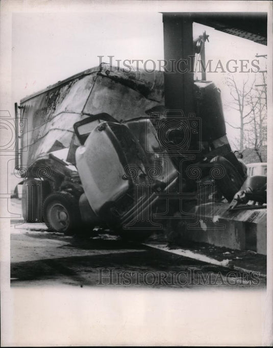 1950 Press Photo Wreckage of Semi-Trailer Truck Hitting a Pillar in Lake Forest - Historic Images