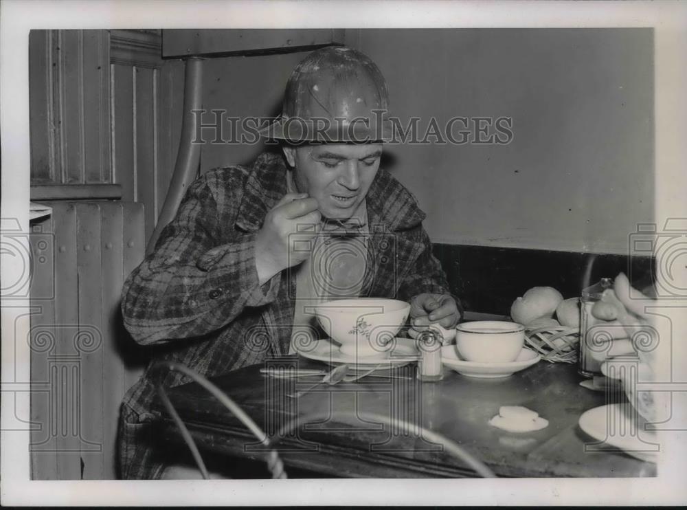 1938 Press Photo Harry Redwood Eats after Aiding Firemen in East River Fire - Historic Images