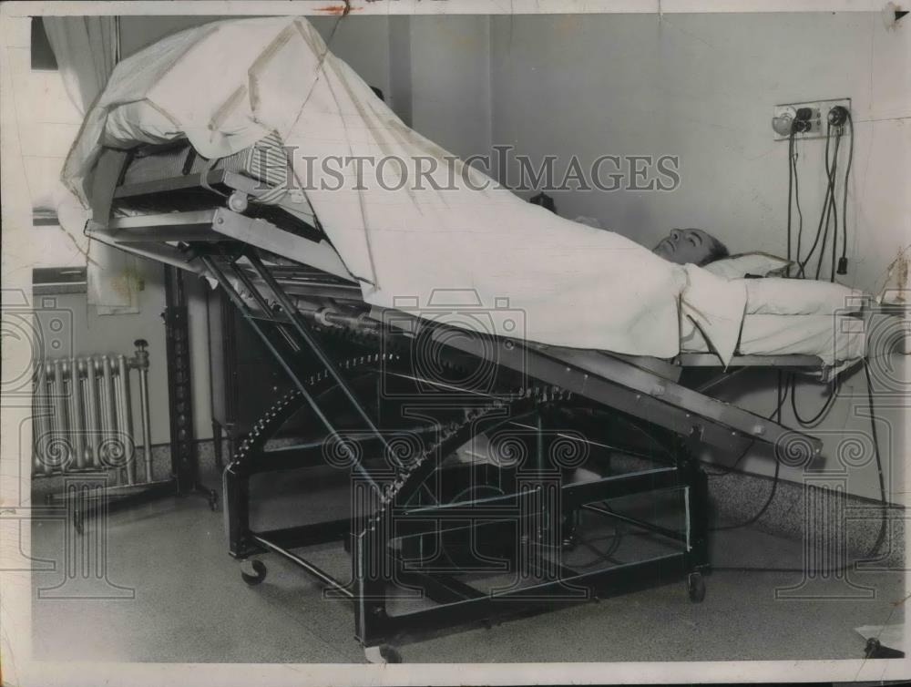 1935 Press Photo Patient in Oscillating Bed - neb51987 - Historic Images