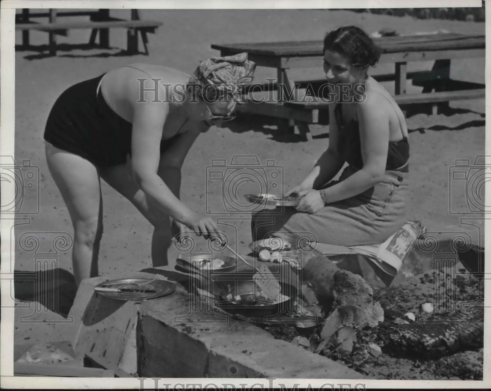 1940 Press Photo Elizabeth Reed and Margaret McBride Cook Breakfast at Beach - Historic Images