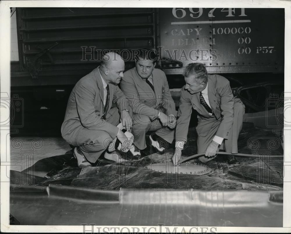 1942 Press Photo Wash.D.C. lining for train cars to carry liquids, Dr Patrick - Historic Images