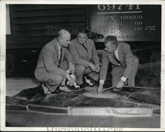 1942 Press Photo Wash.D.C. lining for train cars to carry liquids, Dr Patrick - Historic Images