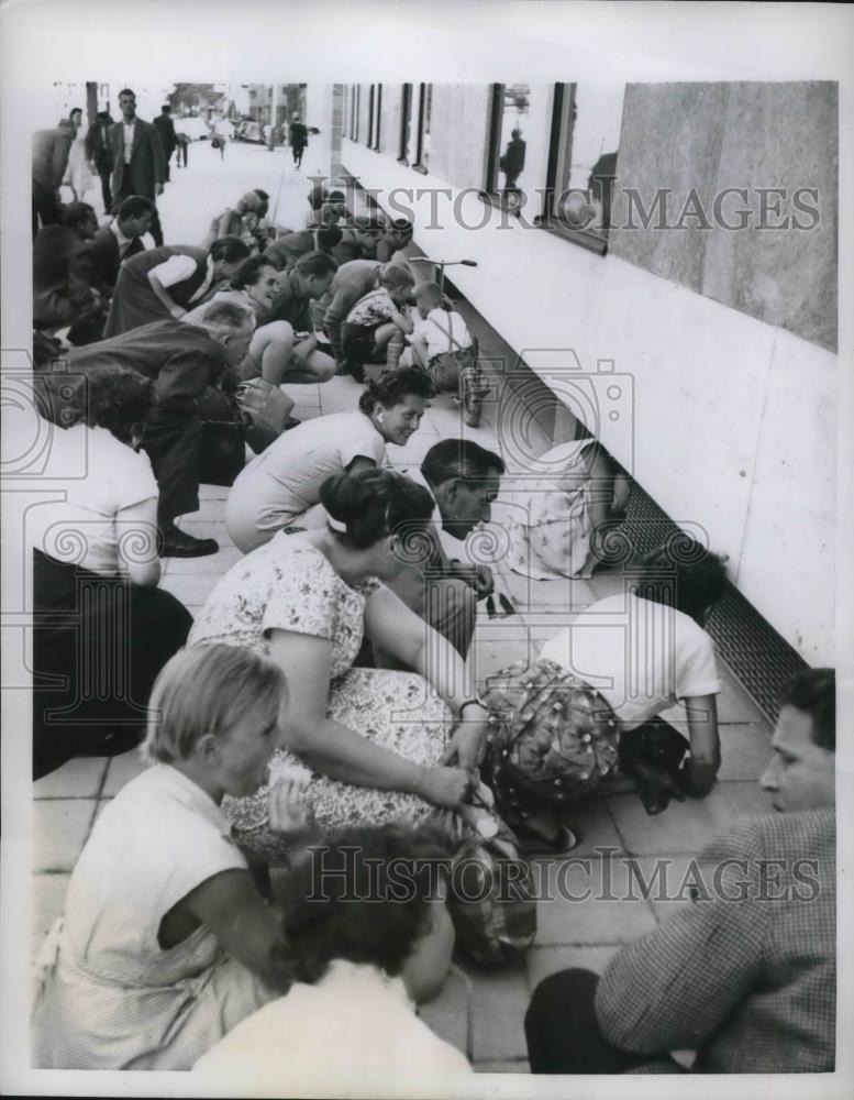 1958 Press Photo Germans Try To Get A Glimpse Of West German President - Historic Images