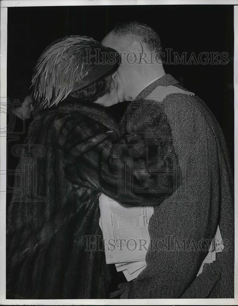 1942 Press Photo Undersecretary of State Sumner Welles gets a kiss from his wife - Historic Images