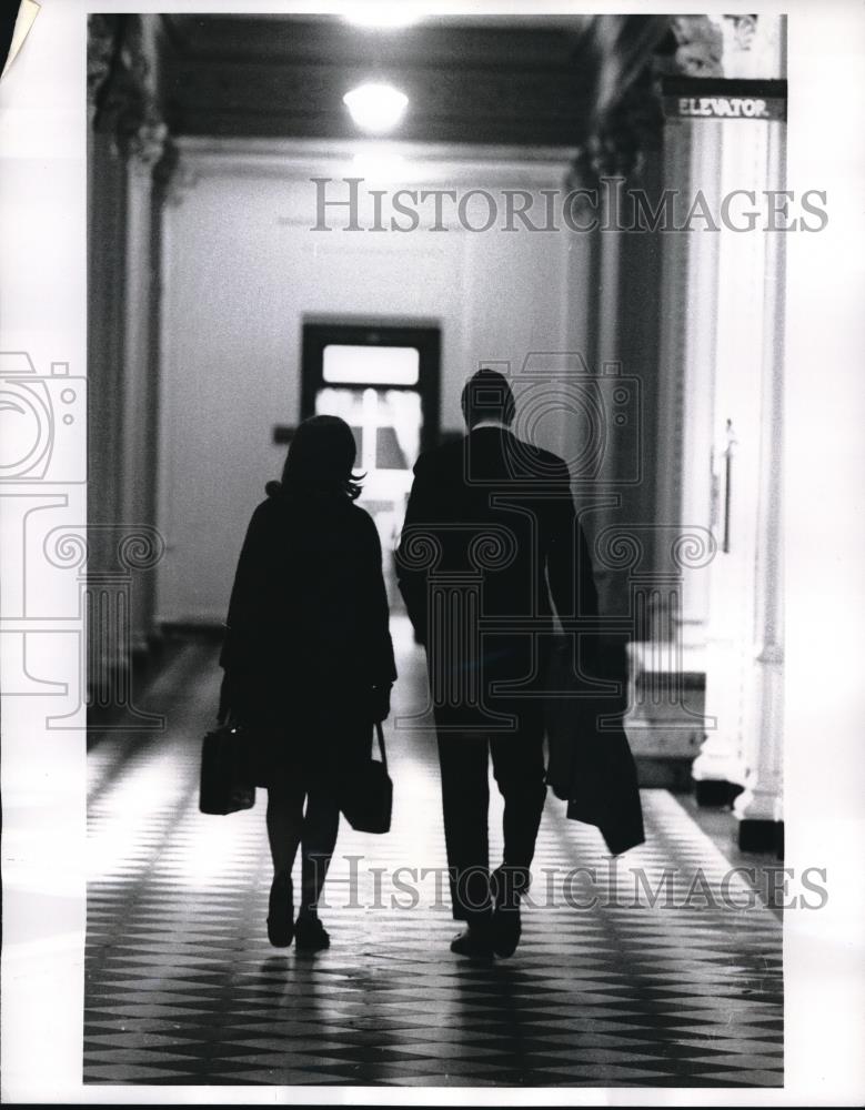 1970 Press Photo Connie & Charles Stuart Walk Halls of Executive Office Building - Historic Images