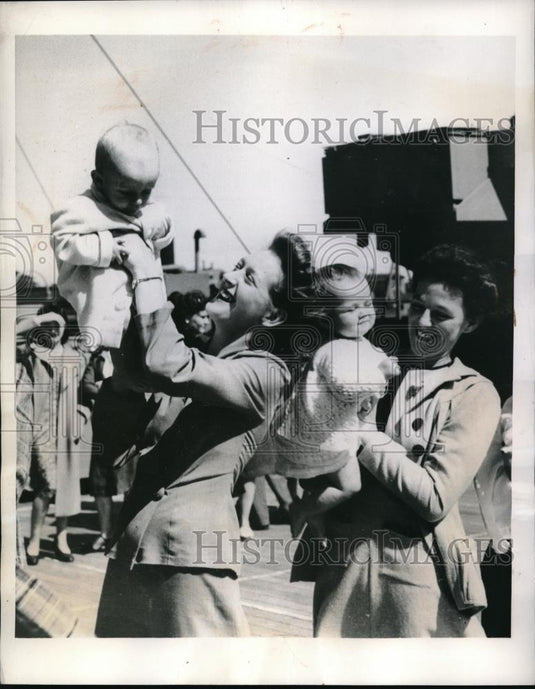1944 Press Photo Australian wives of American Servicemen pose aboard a ship - Historic Images