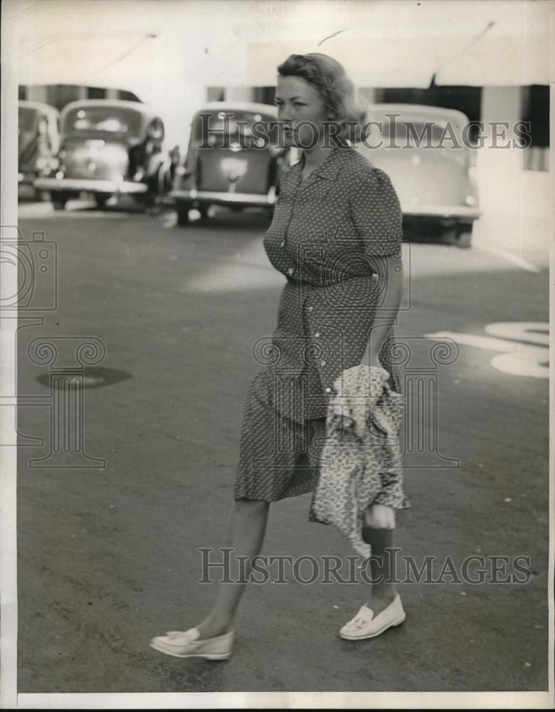 1939 Press Photo Lesley Bogert shopping in Palm Beach, Florida - Historic Images