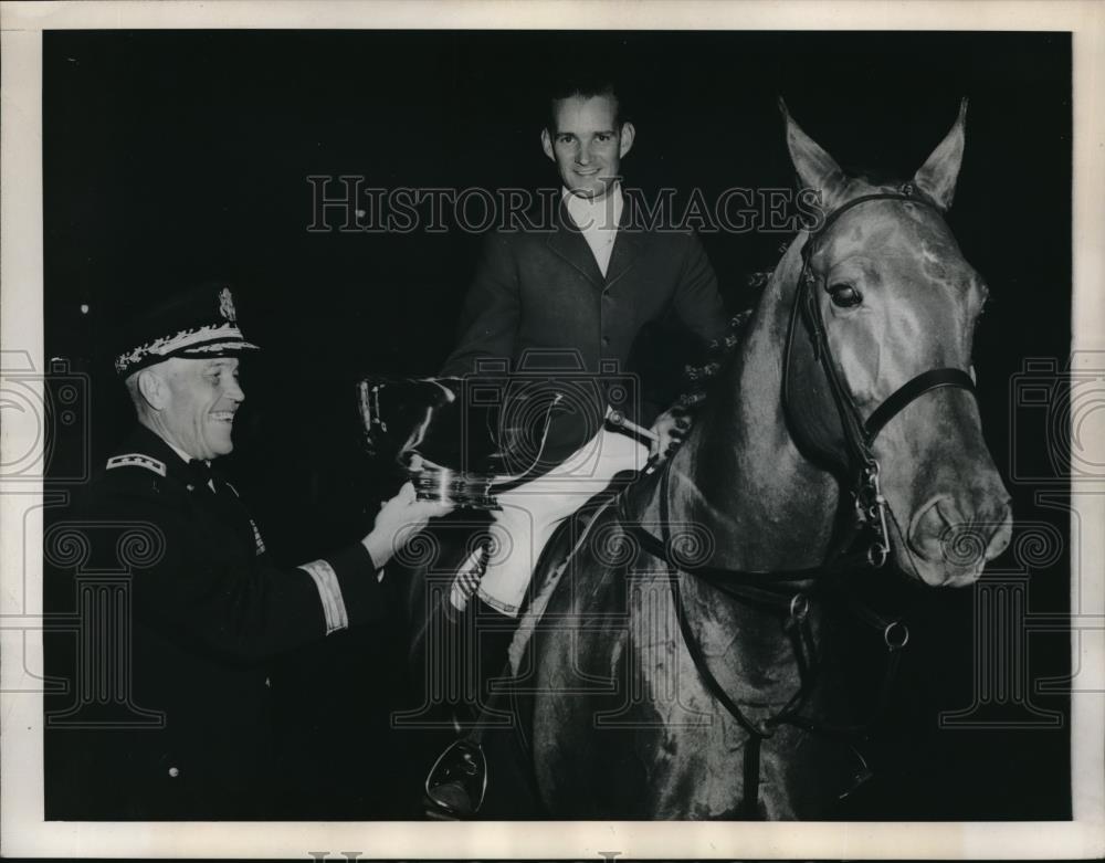 1955 Press Photo Lt Gen B Bryan of US Military Academy &amp; D Steinkraus horse show - Historic Images