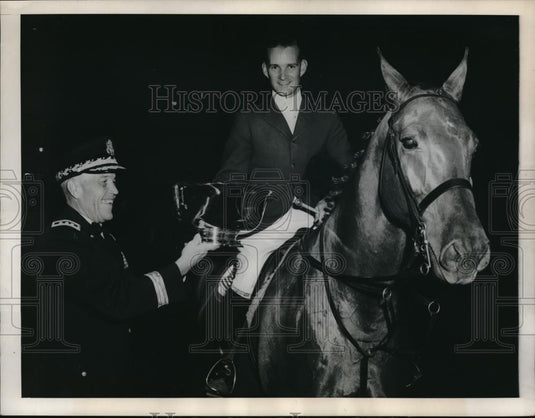 1955 Press Photo Lt Gen B Bryan of US Military Academy & D Steinkraus horse show - Historic Images
