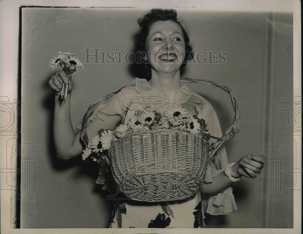 1936 Press Photo Laura Hastings at Republican National Committee Landon Campaign - Historic Images