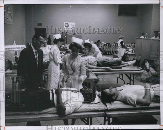 1956 Press Photo Nurse Mrs. H. Goldstein receives blood from LaVelle Holmes - Historic Images