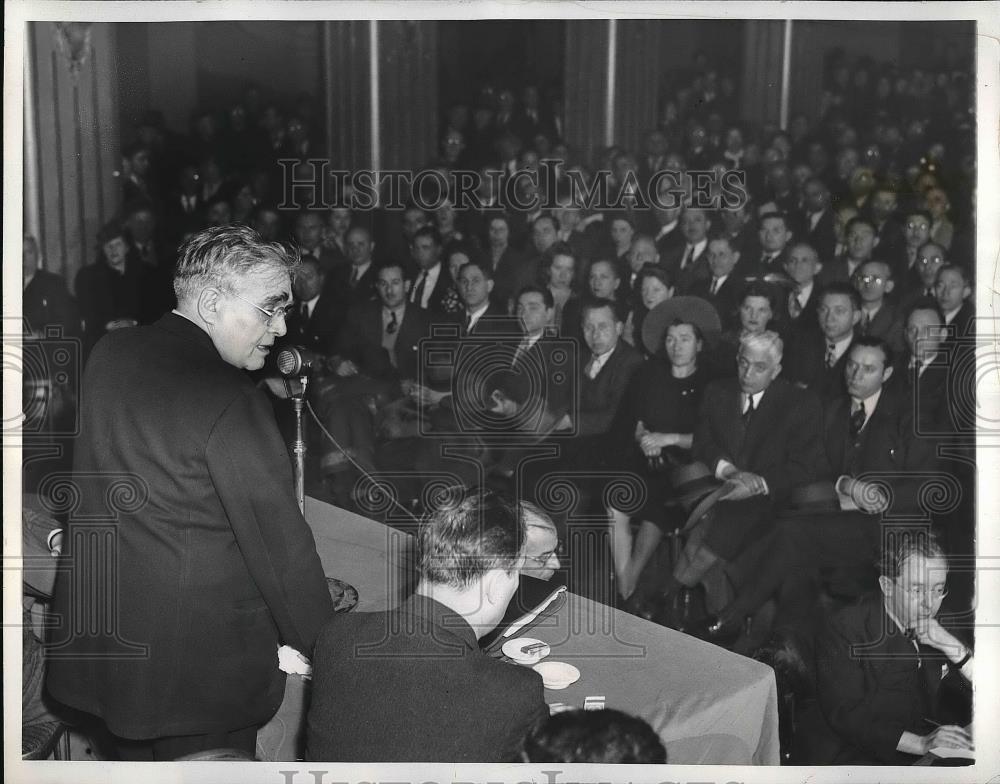 1943 Press Photo NYC, Julius Hochman, mgr of Intl Ladies Garment Workers board - Historic Images