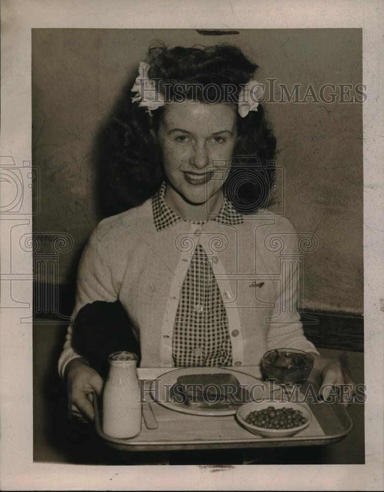 1944 Press Photo Alice Gonder, 17, lunch school cafeteria - neb49792 - Historic Images