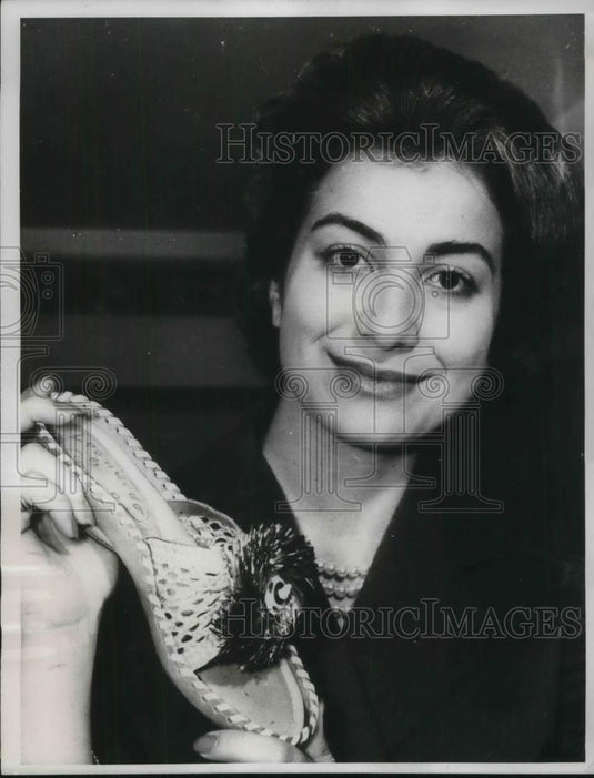 1960 Press Photo Fiamma Ferragamo Displays Shoes She Designed - neb52143 - Historic Images