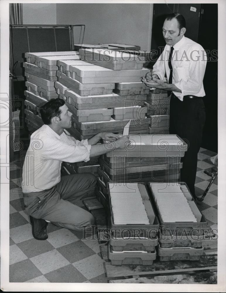 1970 Press Photo David Woodworth &amp; Richard Pratt Check Stock In CEI Warehouse - Historic Images