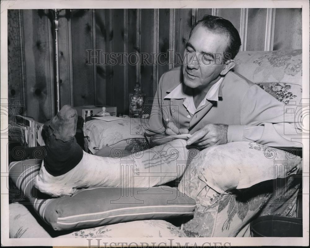 1947 Press Photo C.M. Grubbs Used Autographs on Cast for Christmas List - Historic Images